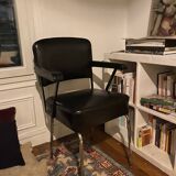 Chaise en skaï noir