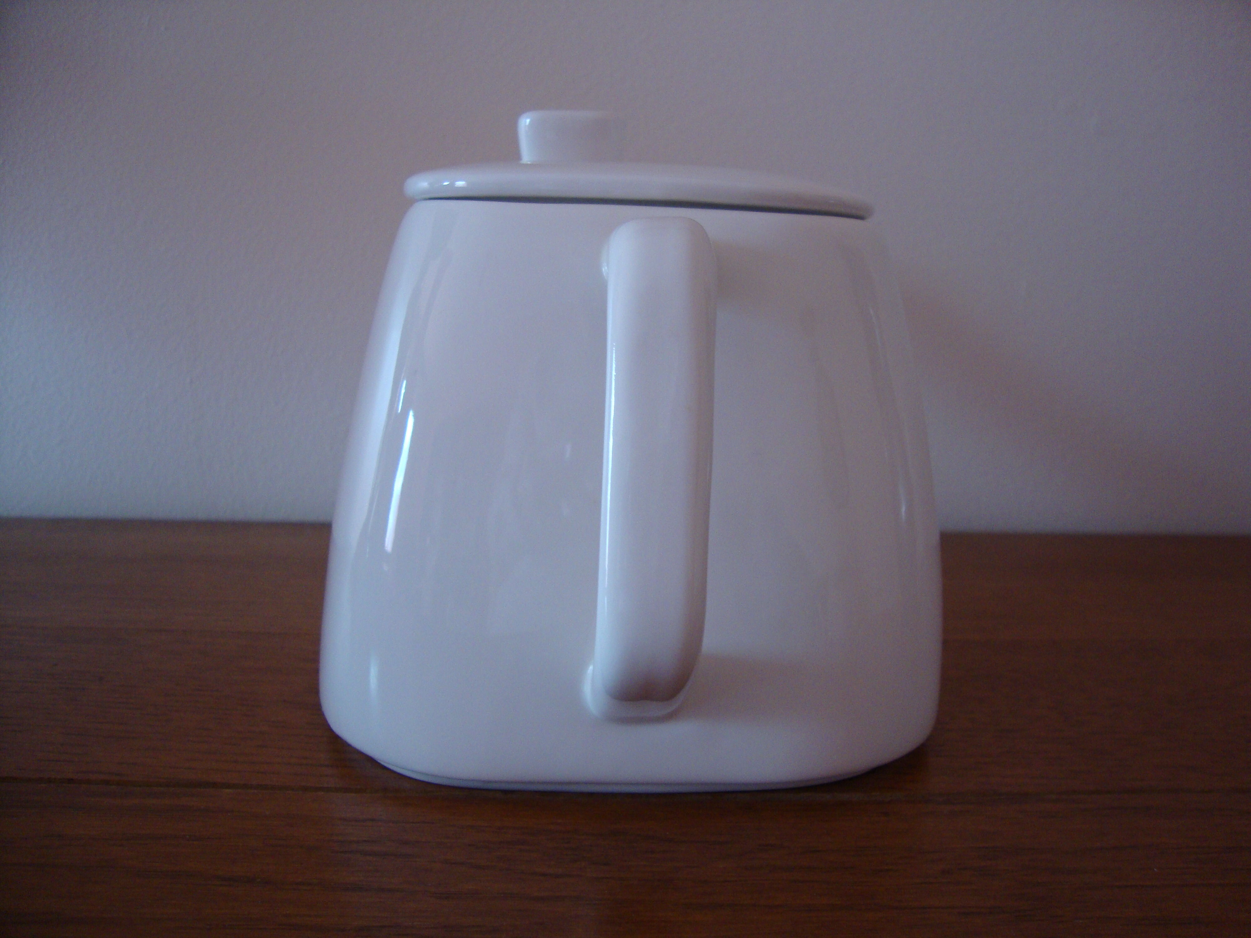 Vintage thiéière in white Chinese porcelain