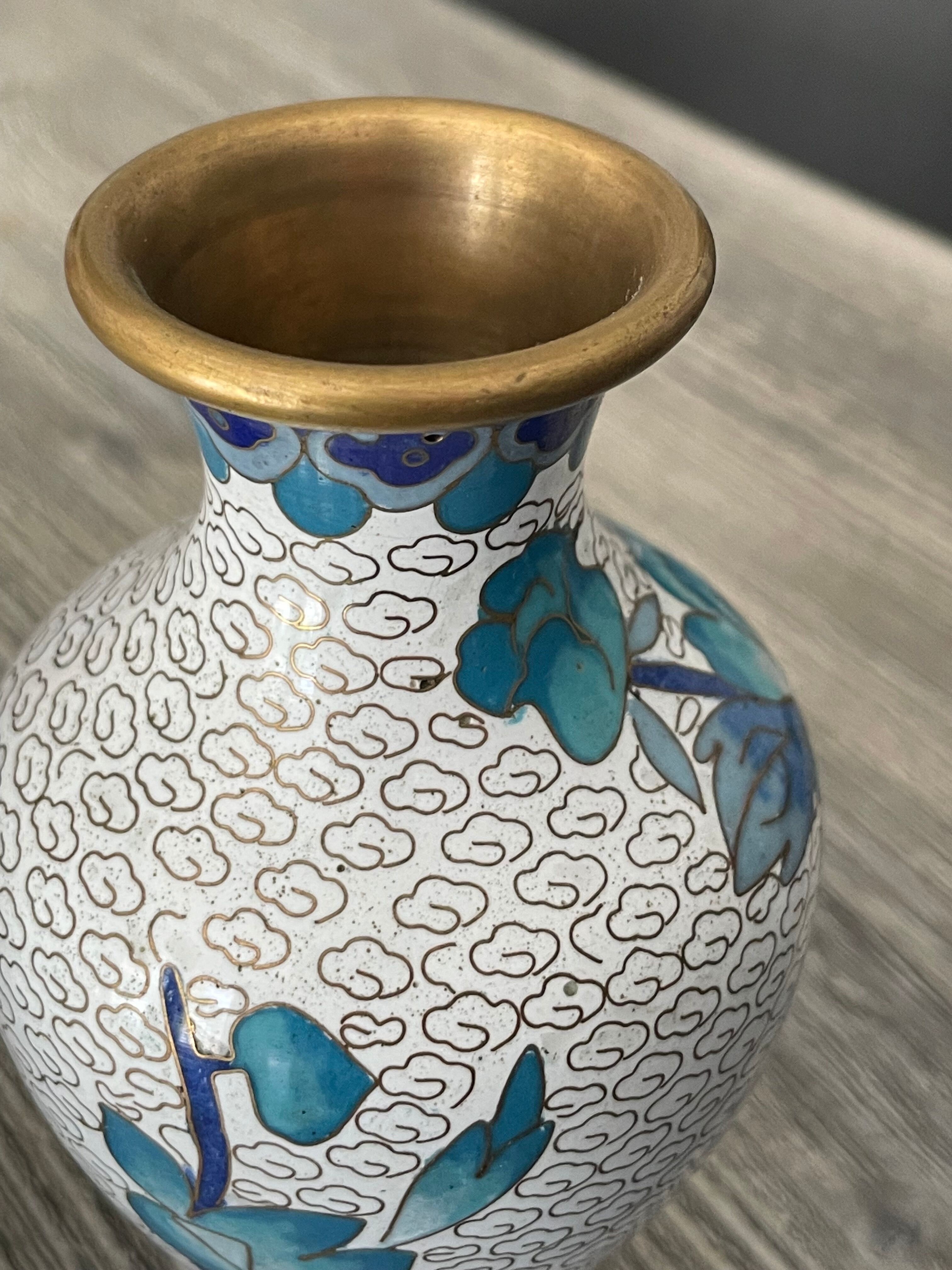 2 Asian vases