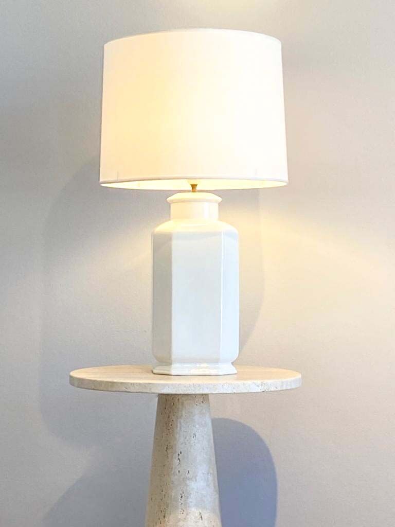White lacquered ceramic table lamp, Italy 1970s