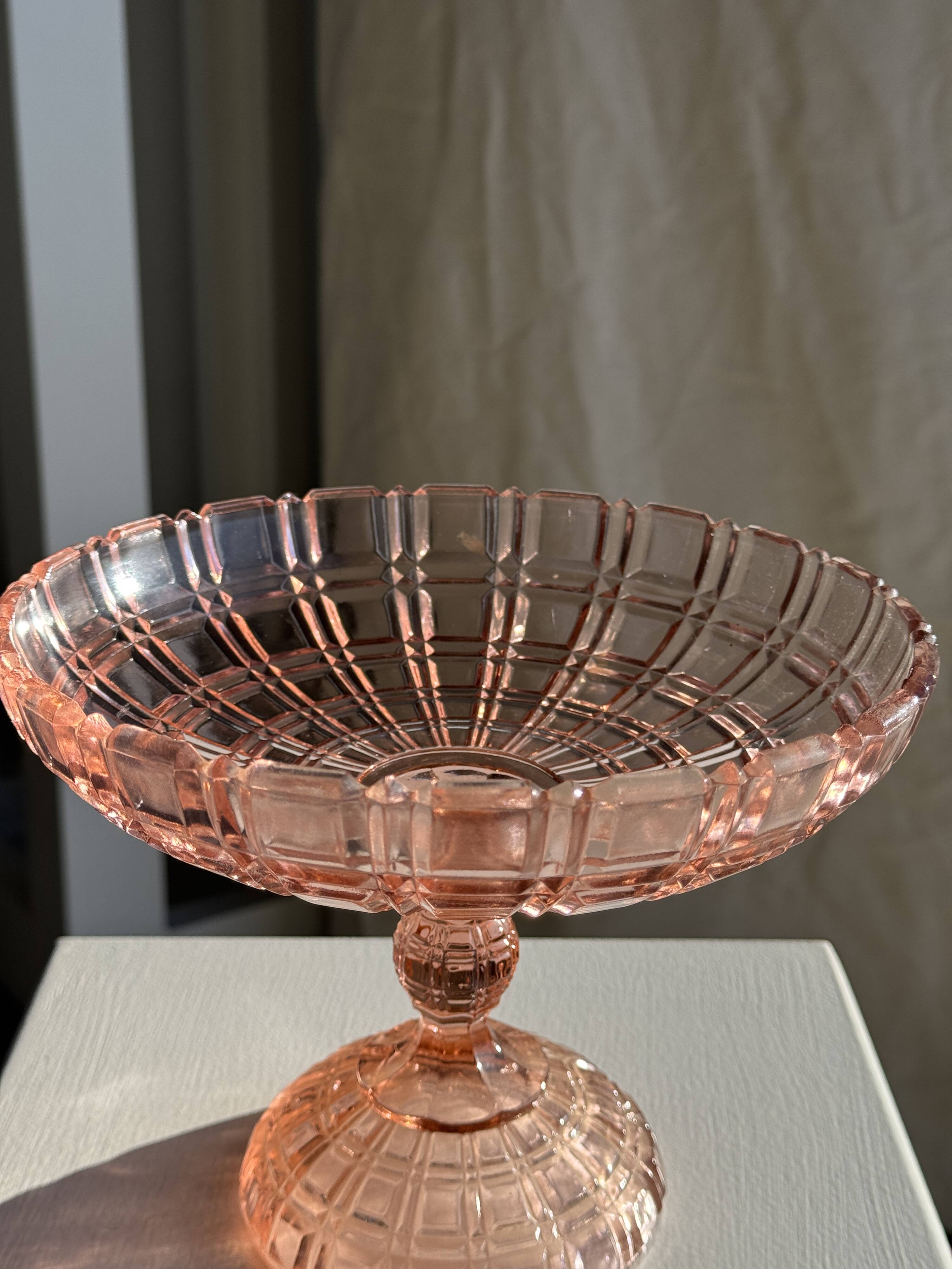 Pink glass coupe footed H20 D 15.5