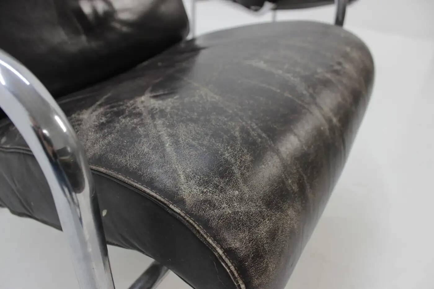 Ensemble fauteuil lounge et repose-pieds en cuir tubulaire chromé - années 1950