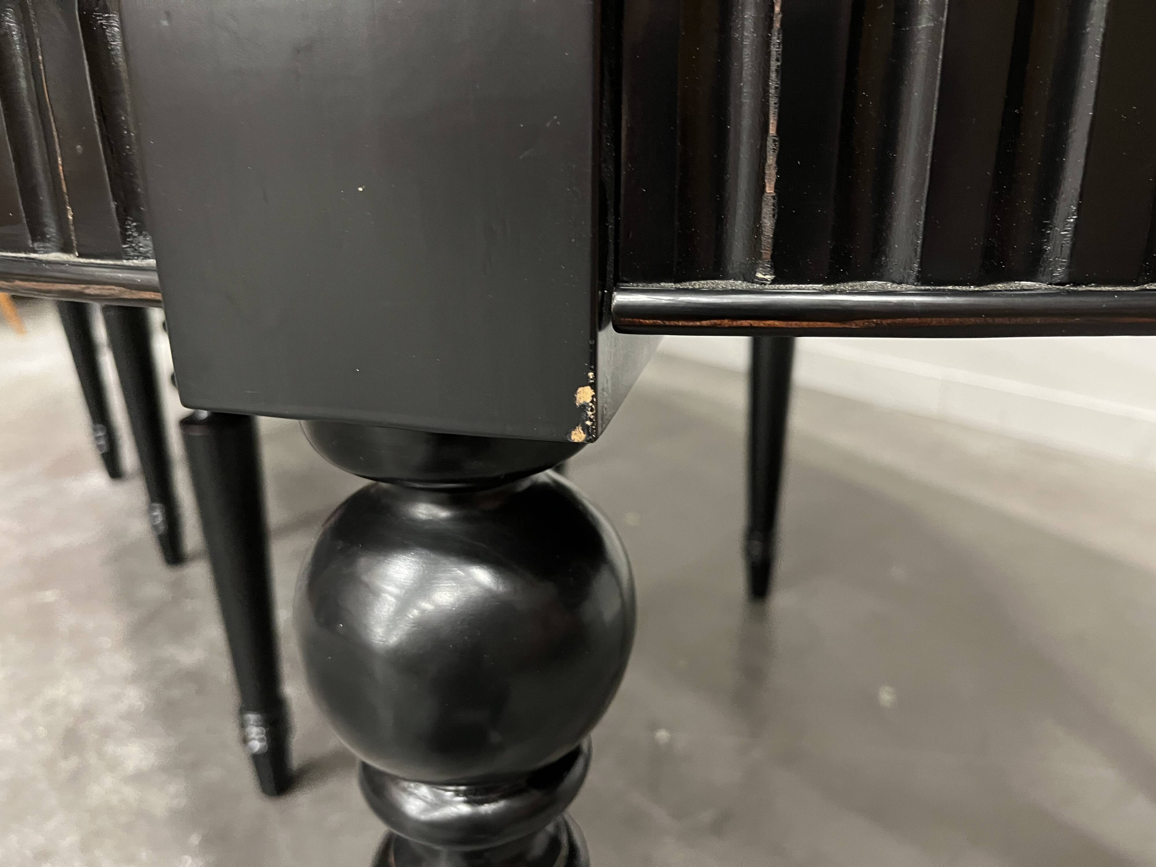 Elegant extendable oak table and black legs, 6/16 covers