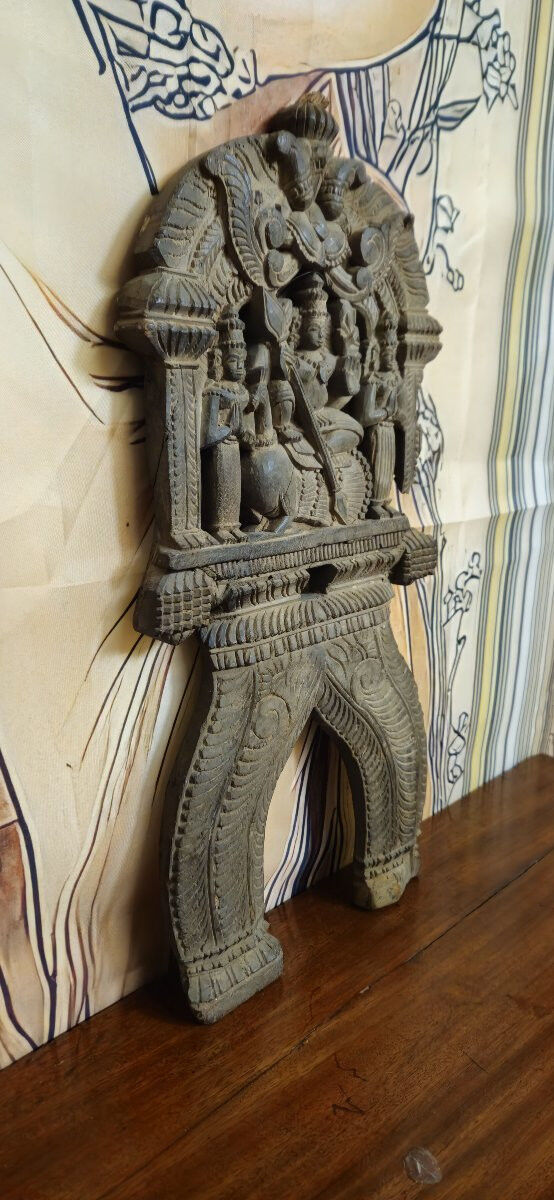 Ancient wooden sculpture – Finely carved Indonesian deity - 19th century