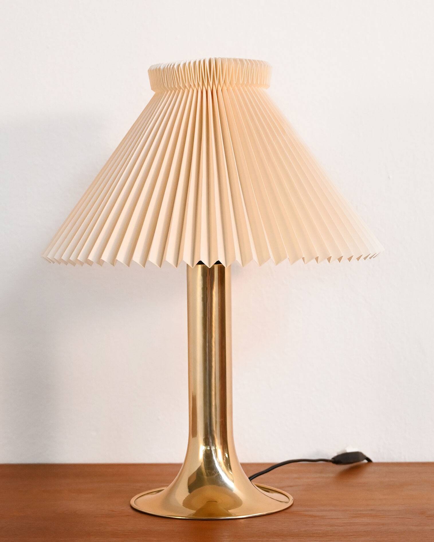 Danish HEMI table lamp from the 1960s with gilded metal structure and ivory