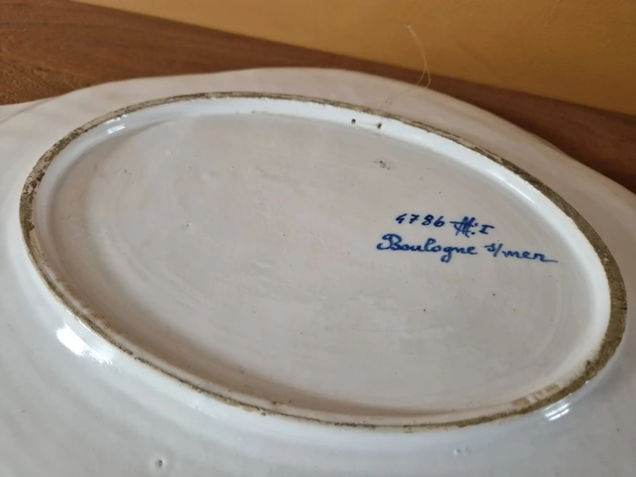 Important oval dish in faience from Boulogne-sur-Mer - Géo Martel