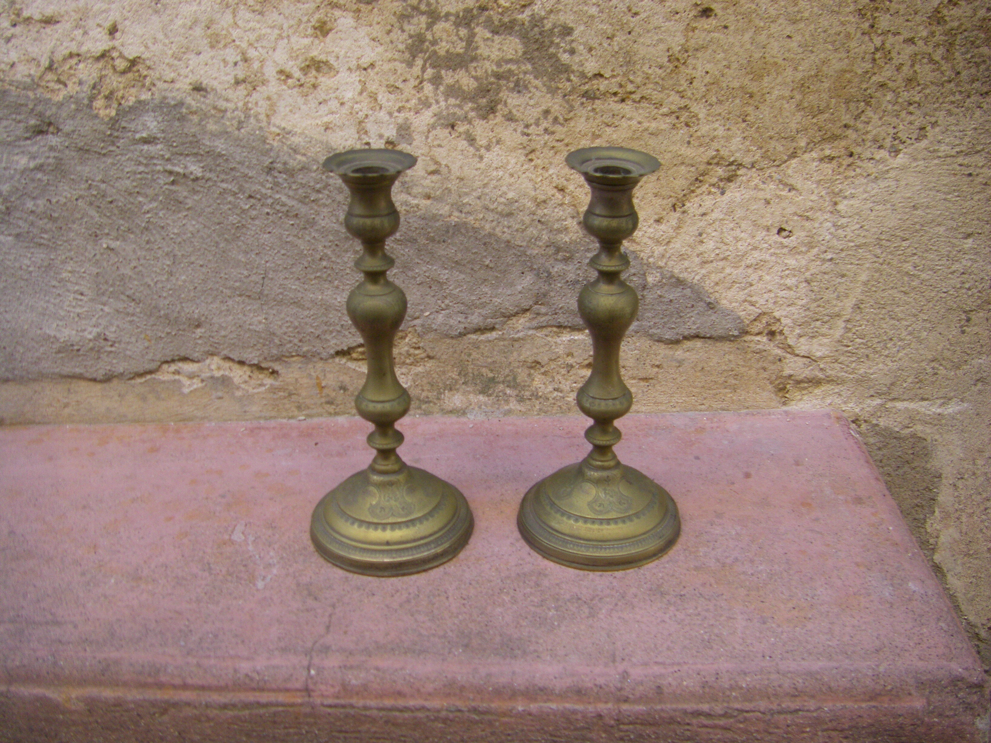 Pair of candle holders with oriental decoration