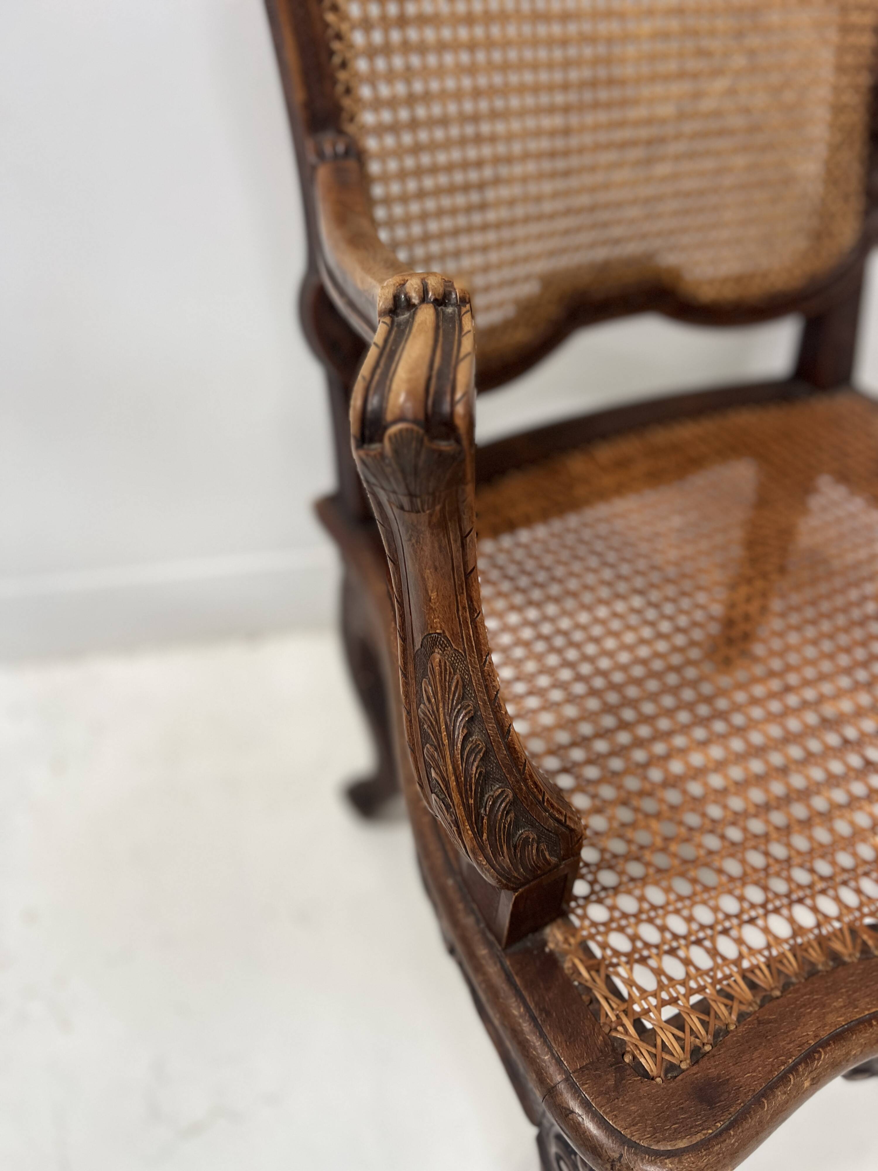 Paire de fauteuils de style Régence en bois naturel XIX siècle