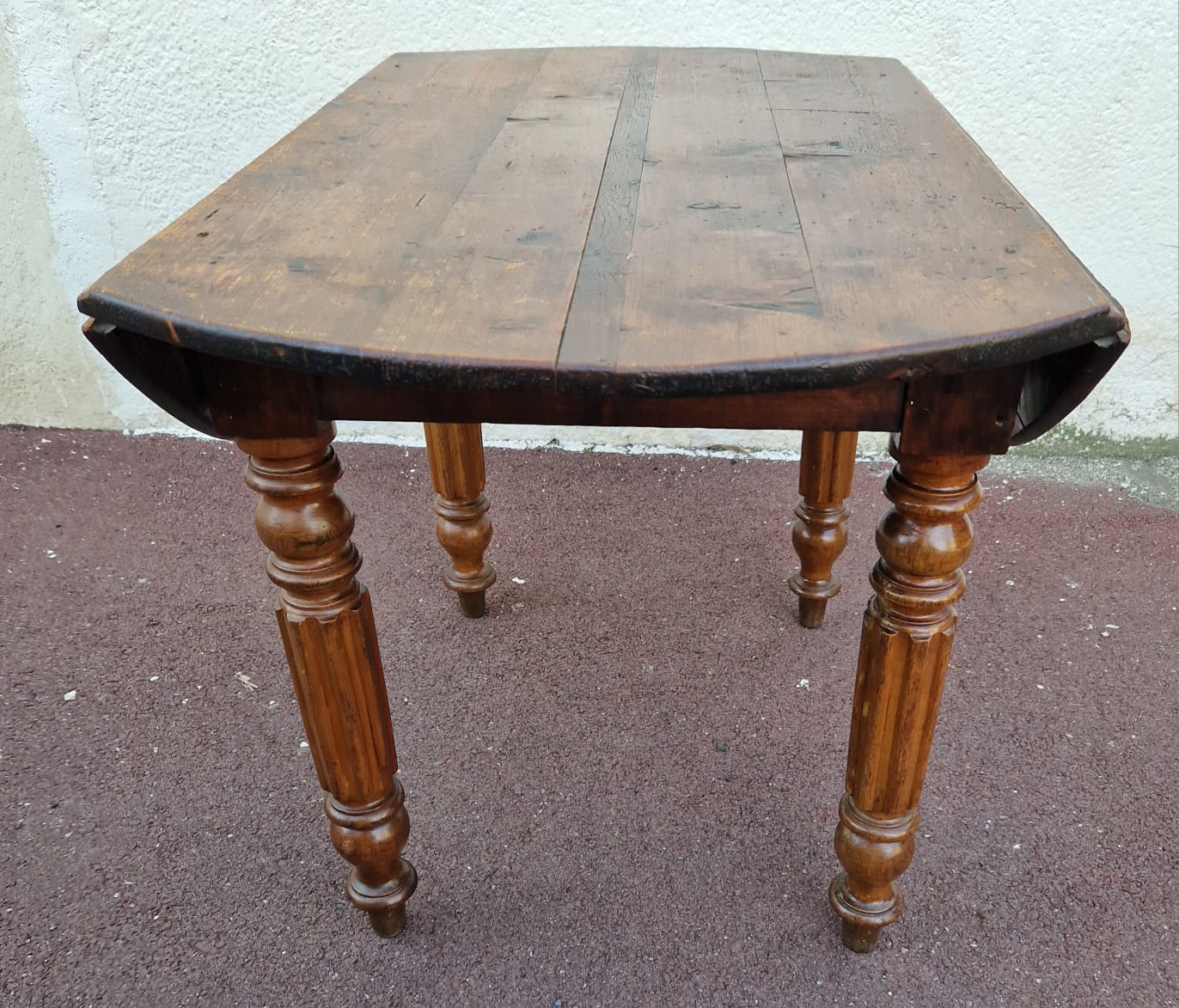 Country table with shutters