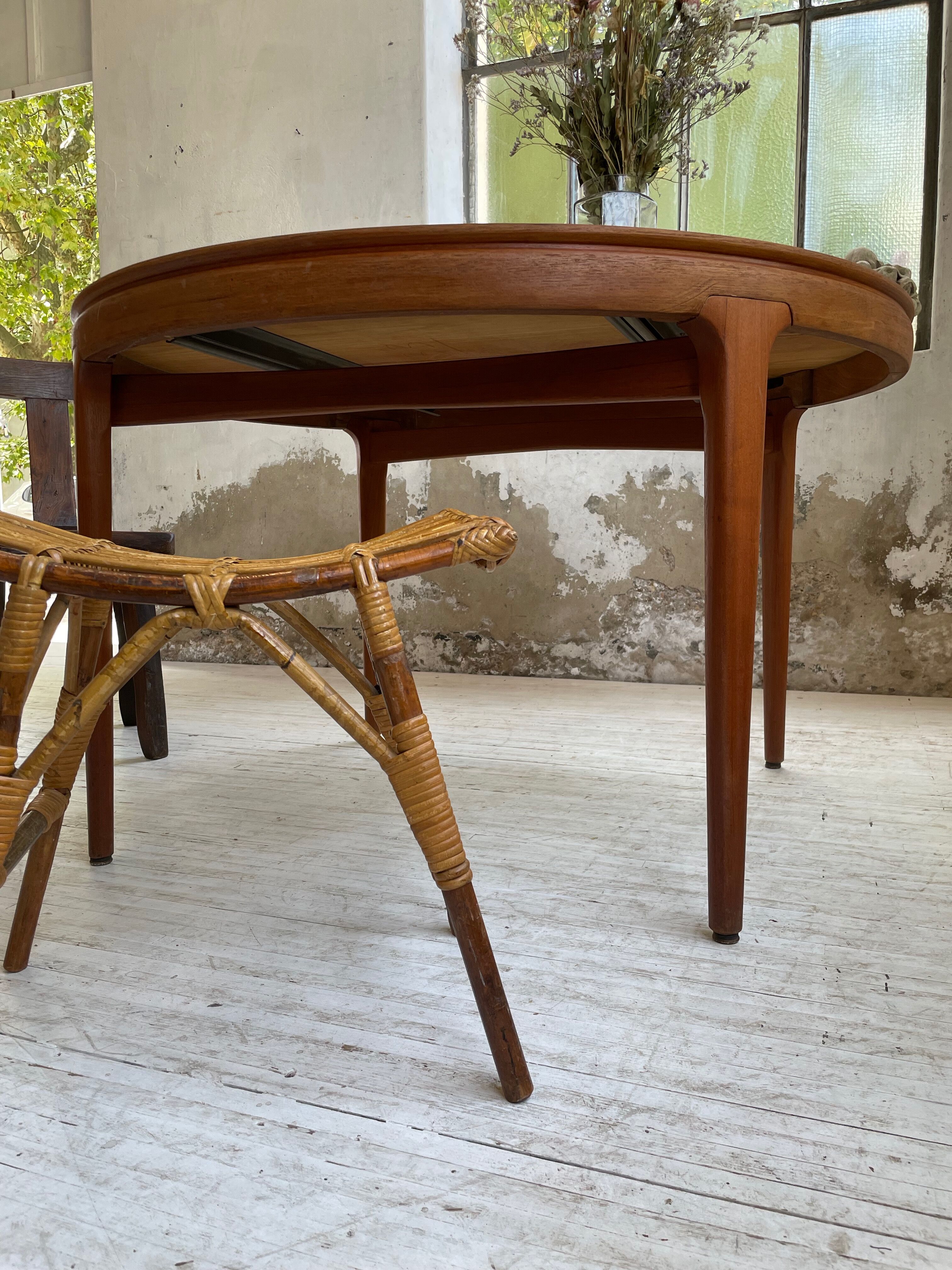 Round table 120-230 cm scandinavian samcom arne hovmand olsen