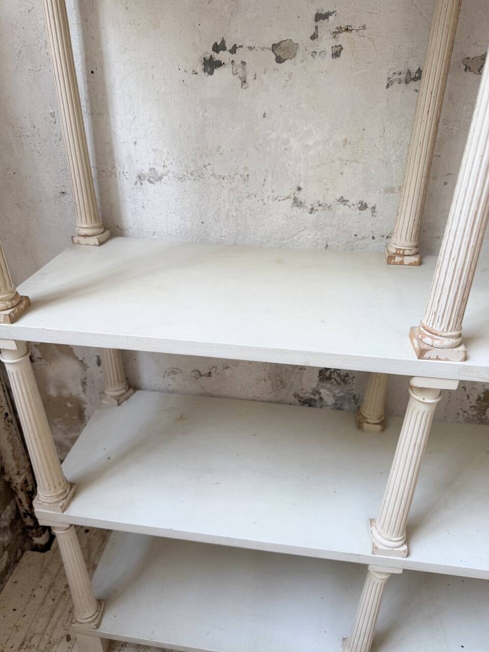 Bibliothèque, étagère XL Napoléon en bois patiné blanc