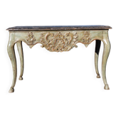 Console en bois laqué gris vert patiné mouluré et sculpté. Piètement cambré sur sabots.