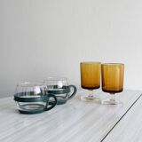 2 verres à pied jaune ambré et 2 tasses en verre
