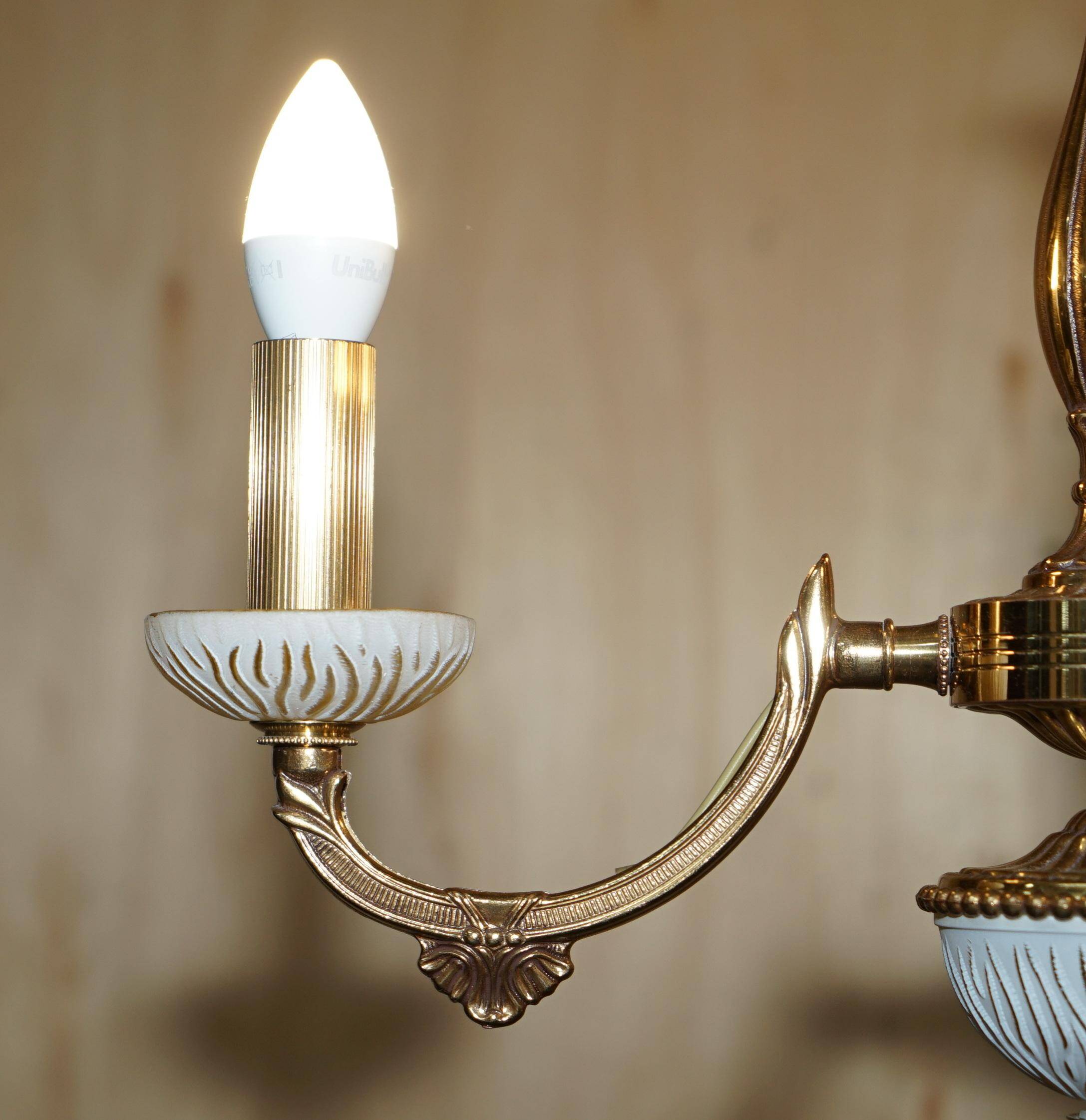 Reccagni chandelier in bronze and frosted glass.
