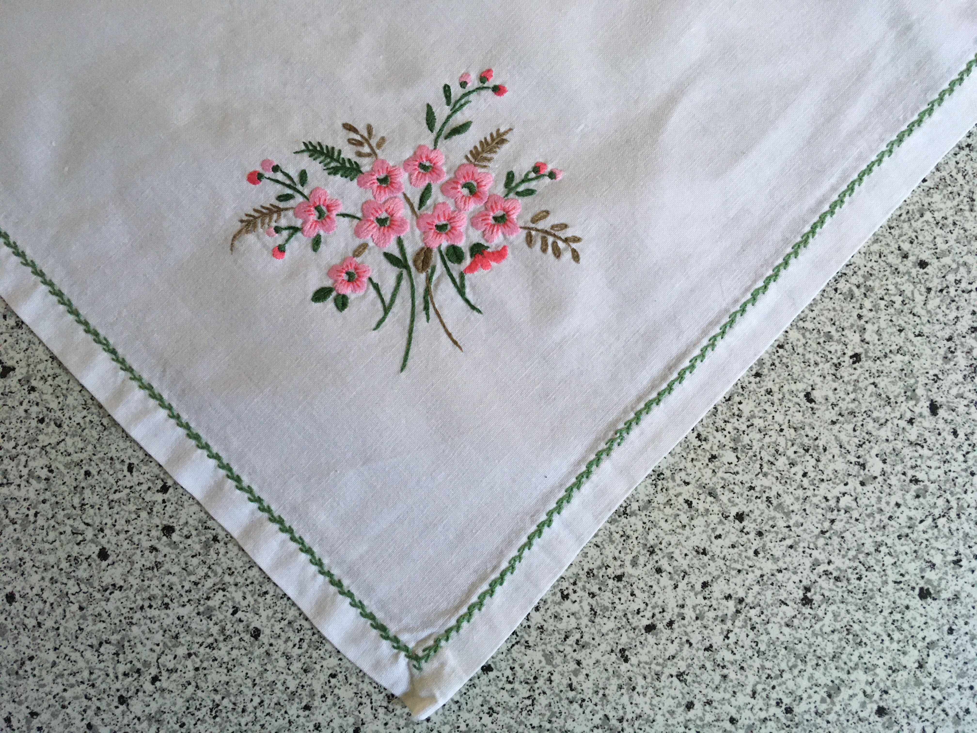 Nappe 145 x 245 brodée fleurs et 12 serviettes