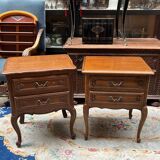 Ensemble de deux tables de nuit sur cabriolets.