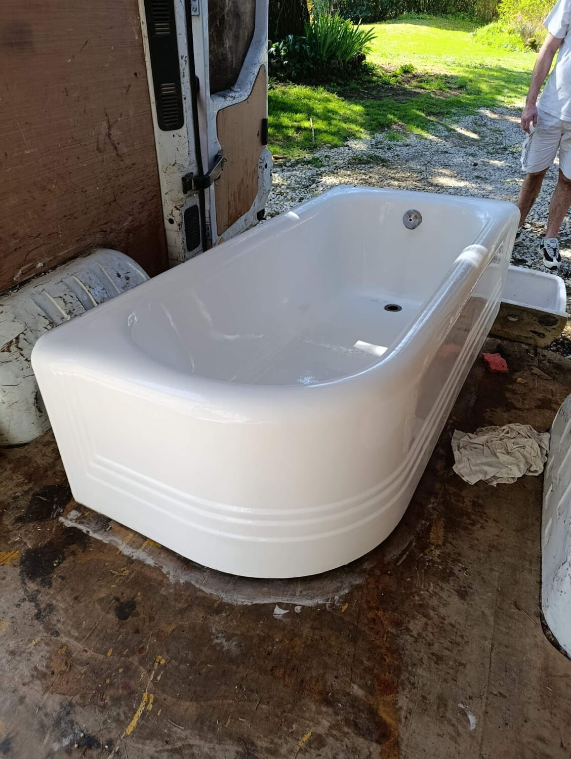 Art Deco bathtub from the 1930s and washbasin.