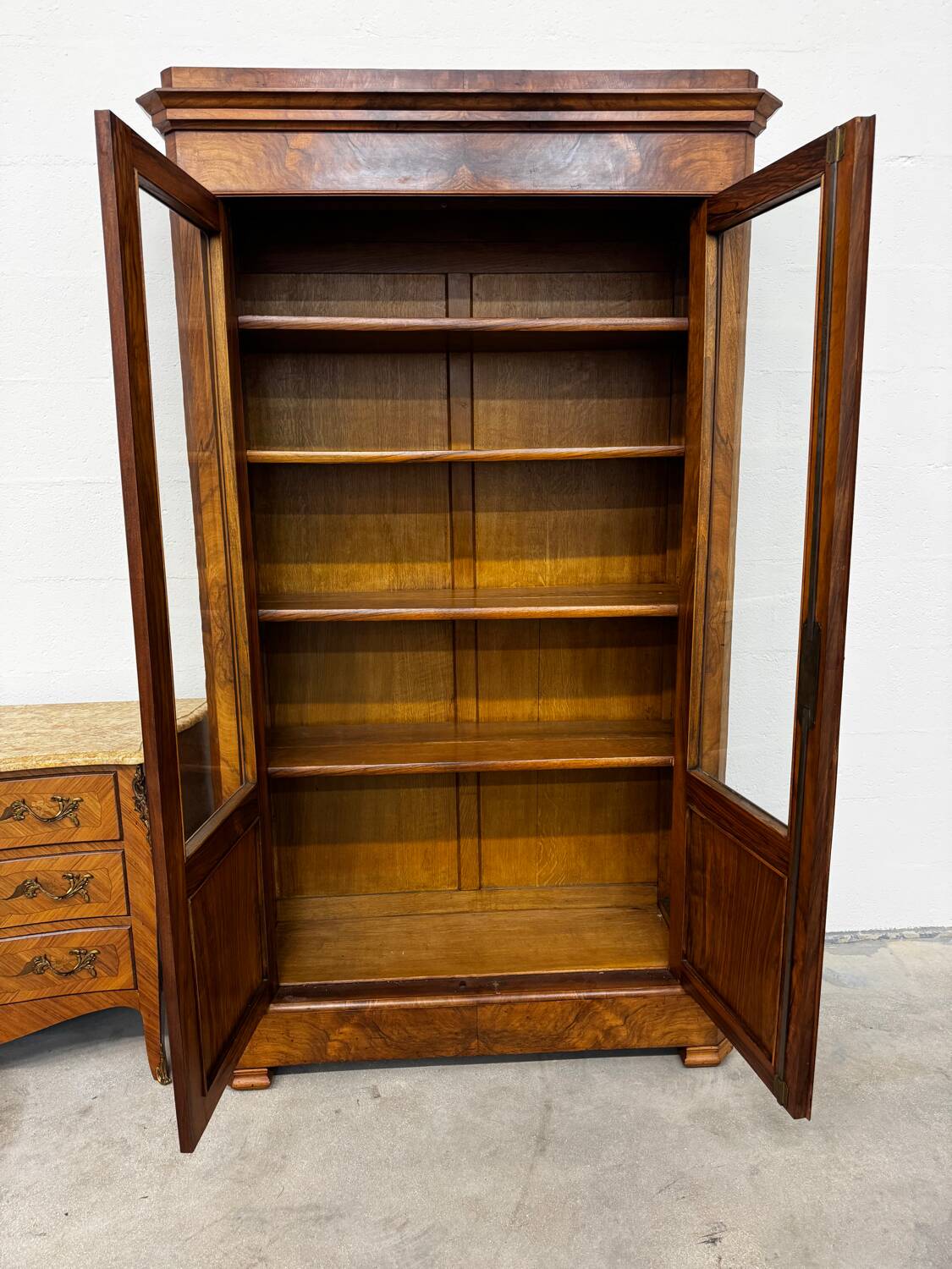Bibliothèque Vitrée en noyer style Louis Philippe