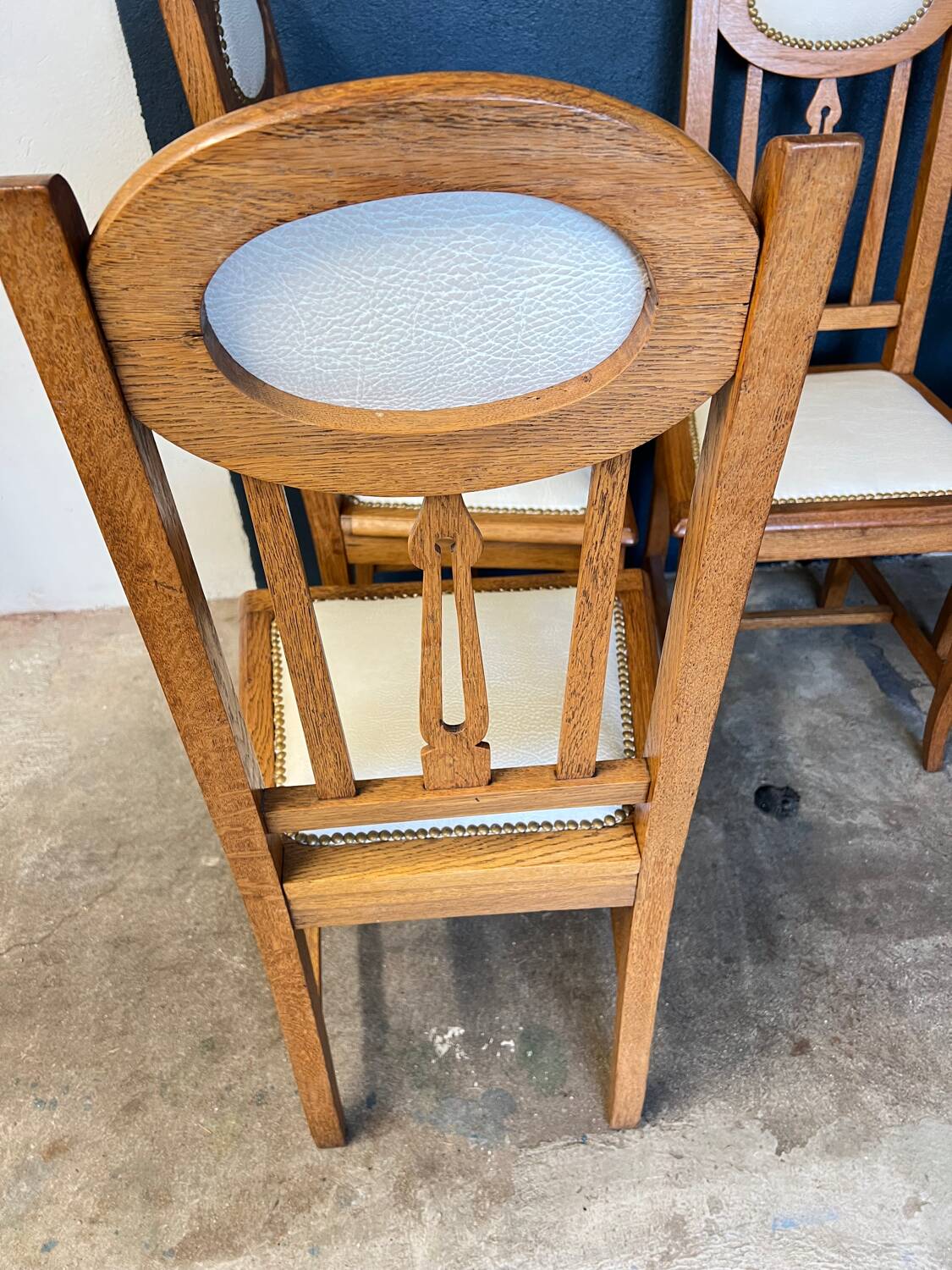 6 chaises en chêne et cuir blanc cassé