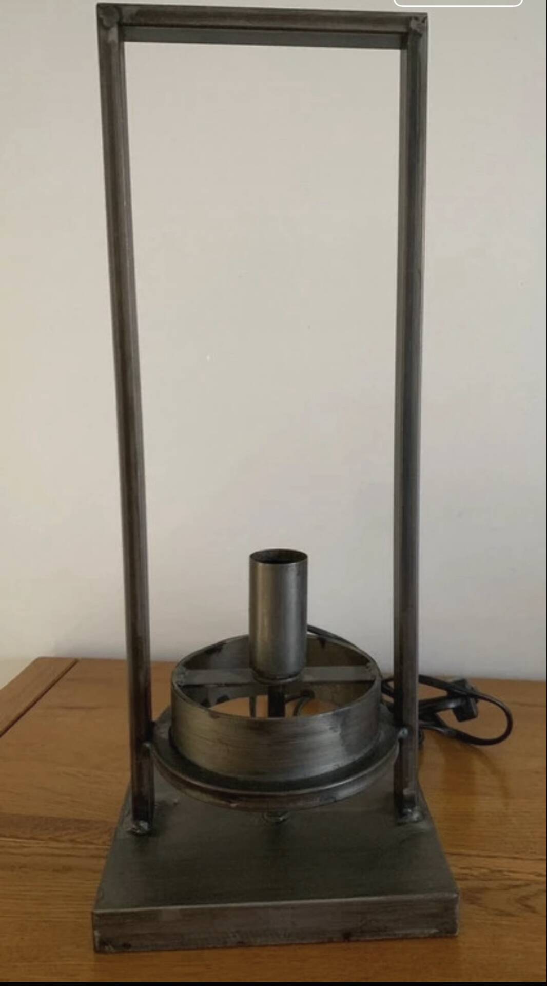 Superb table lamp base in raw metal with an industrial style.