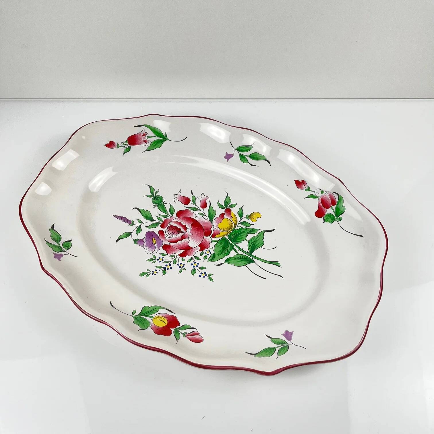 Oval flat dish with flat ends, Réverbère model by KG Lunéville, rose pattern.