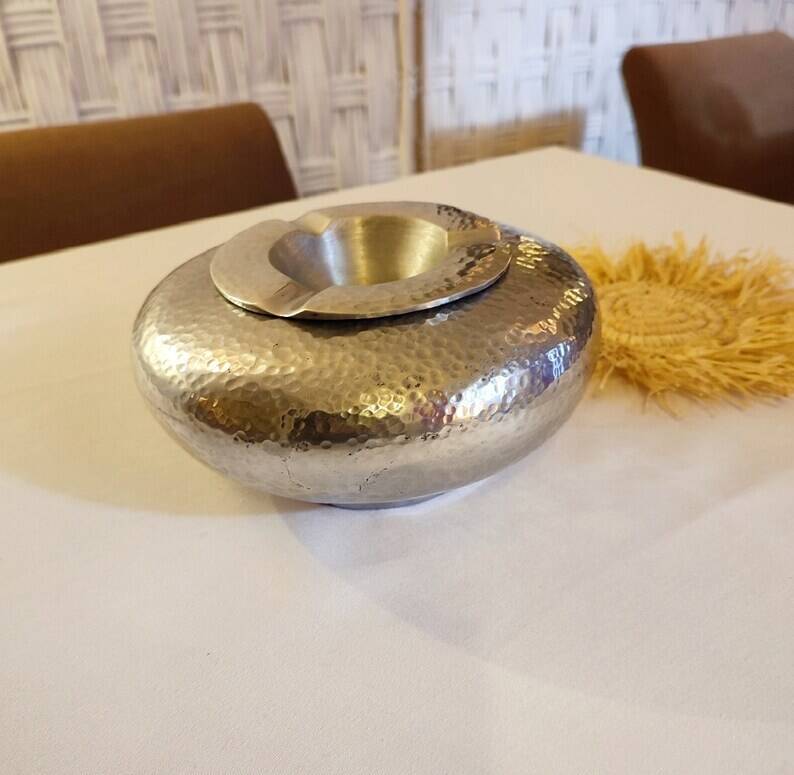 Hammered aluminum ashtray with lid for cigars and cigarettes