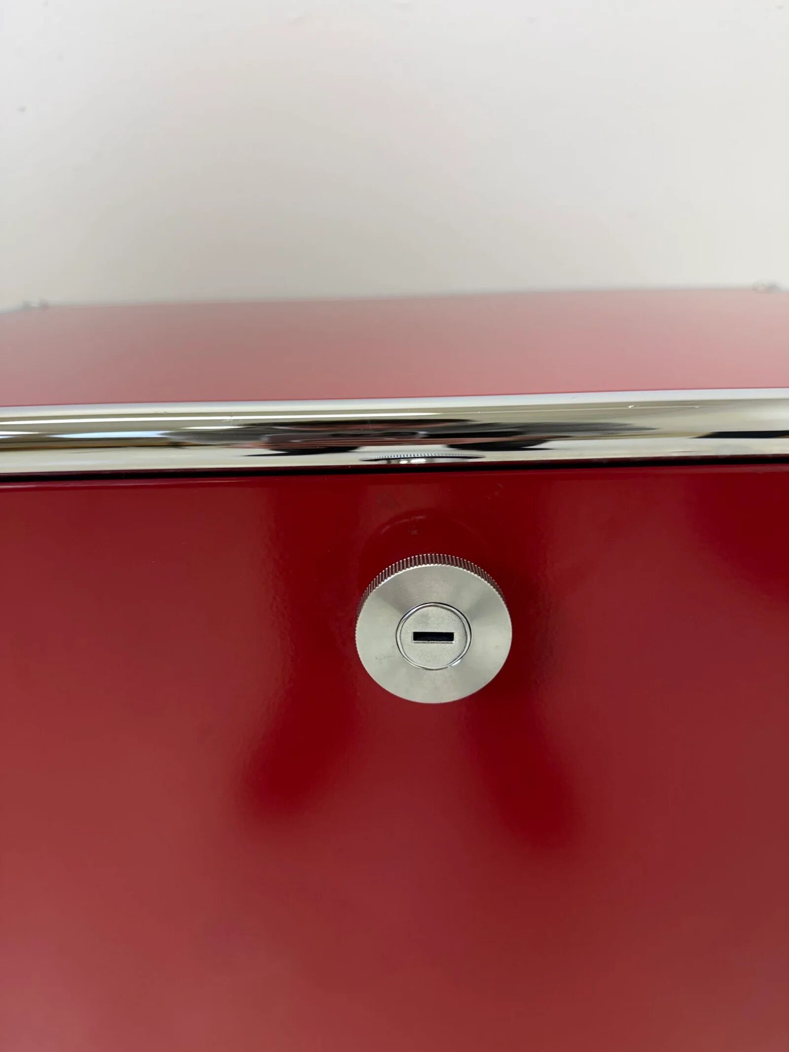 USM Haller "Ruby Red" – Side table (as new condition)