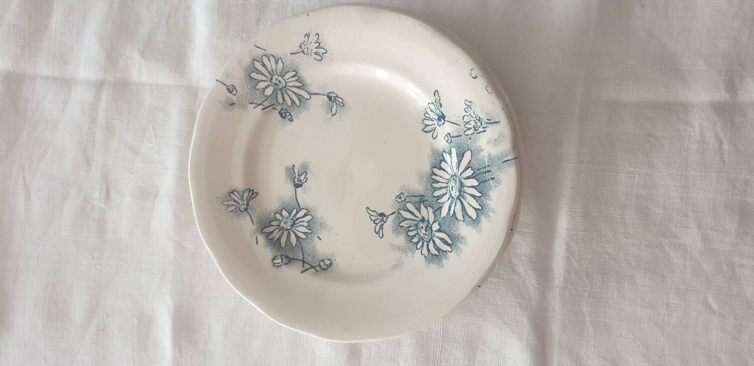 Four Marguerite plates