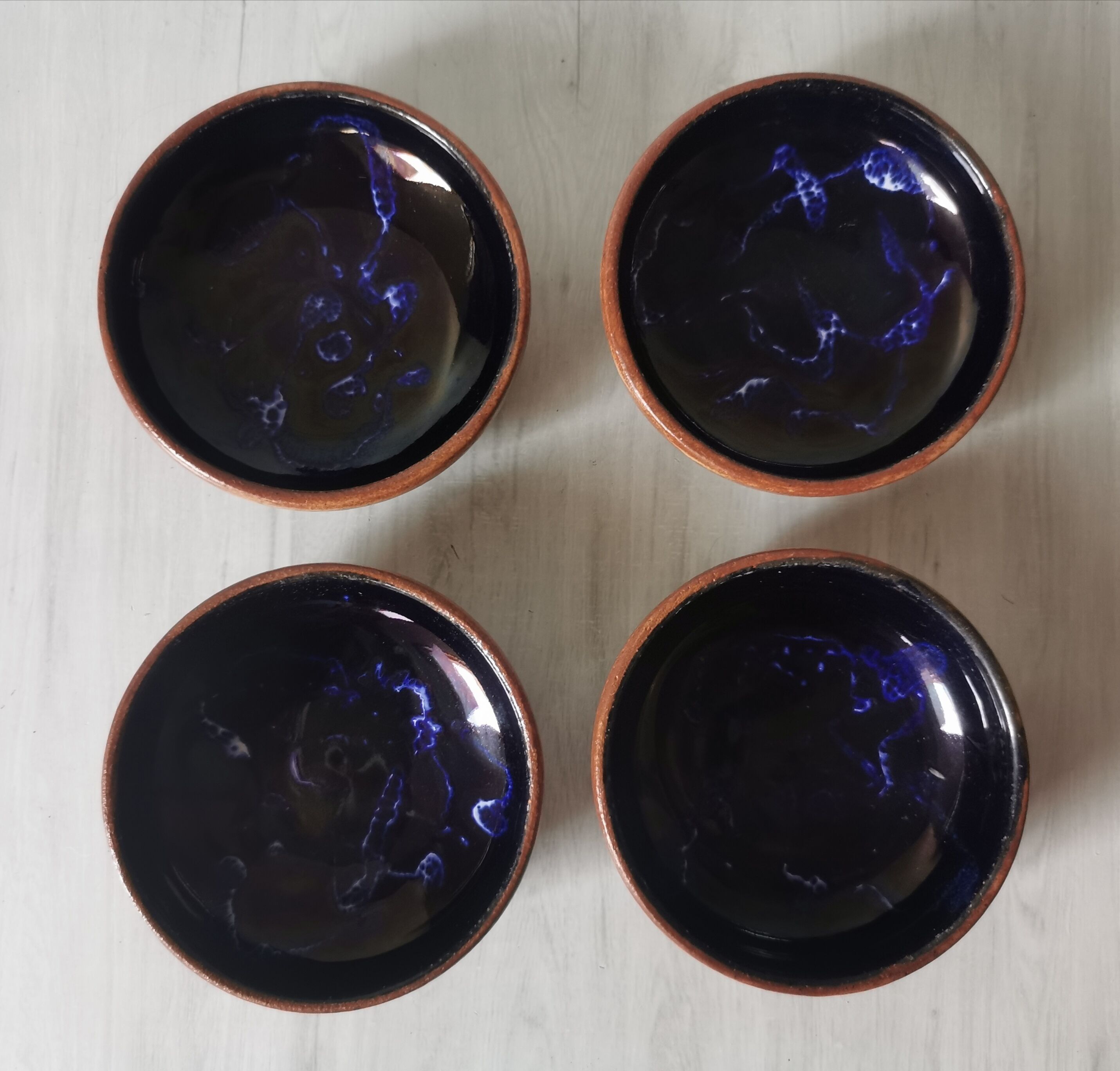 Salad bowl and enamelled sandstone cups