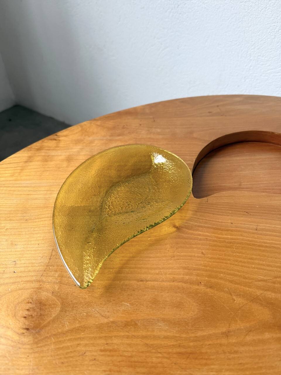 Tables basses en orme formant une goutte