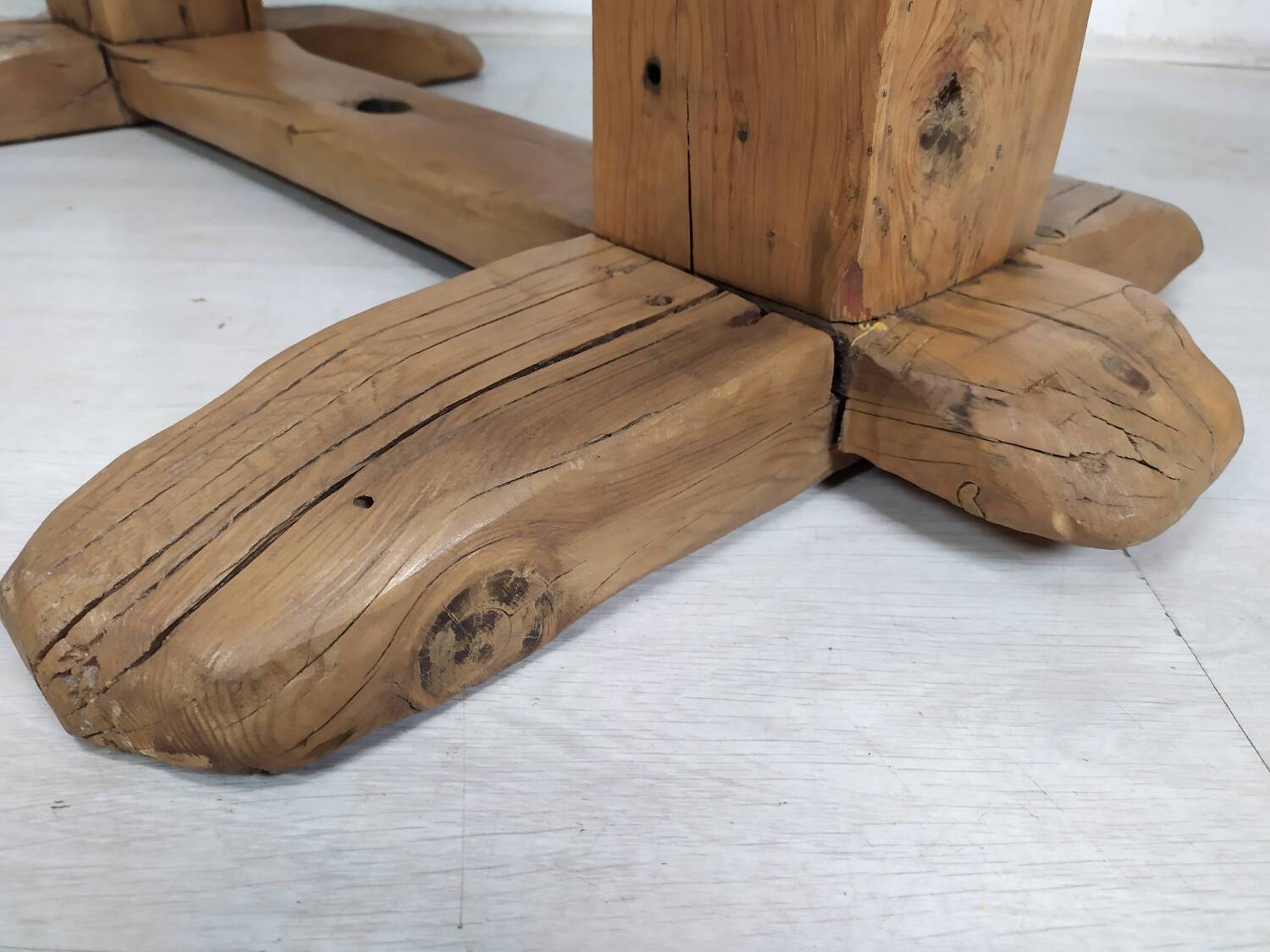 Table extérieur brutaliste