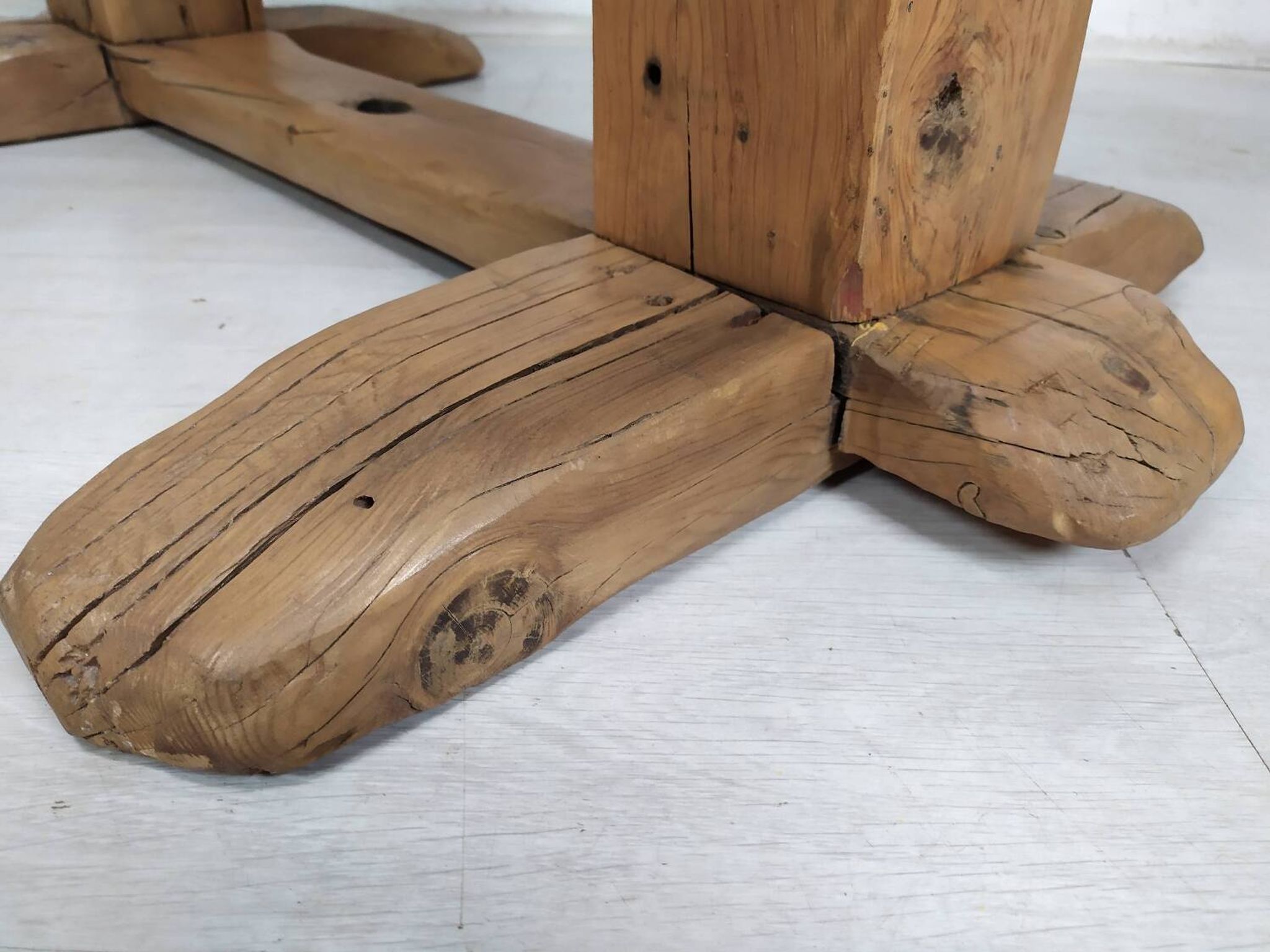 Table extérieur brutaliste