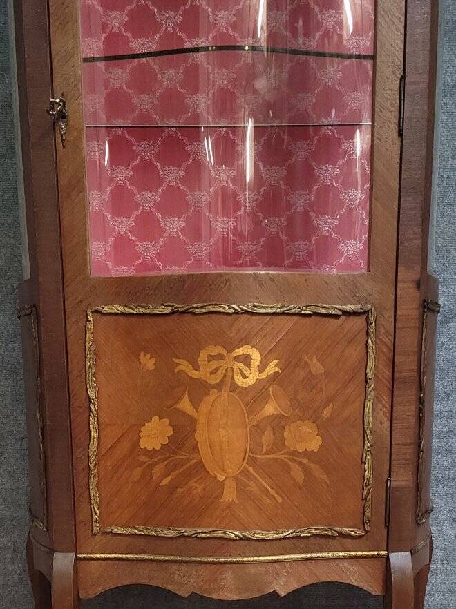 Vitrine galbée de style Louis XV marquetée et ornée de bronzes