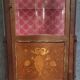 Vitrine galbée de style Louis XV marquetée et ornée de bronzes