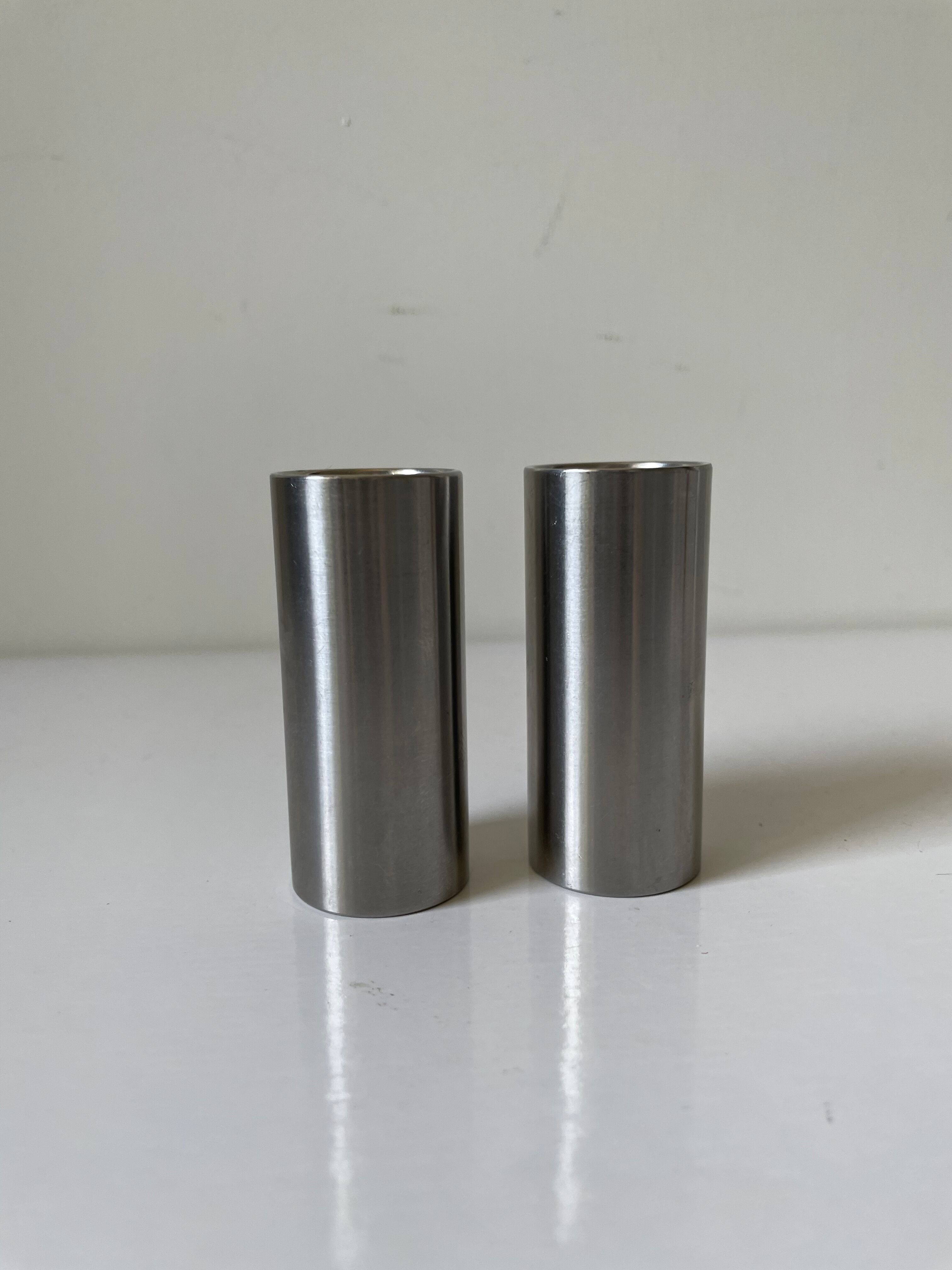 Salière et poivrier d'Arne Jacobsen pour Stelton