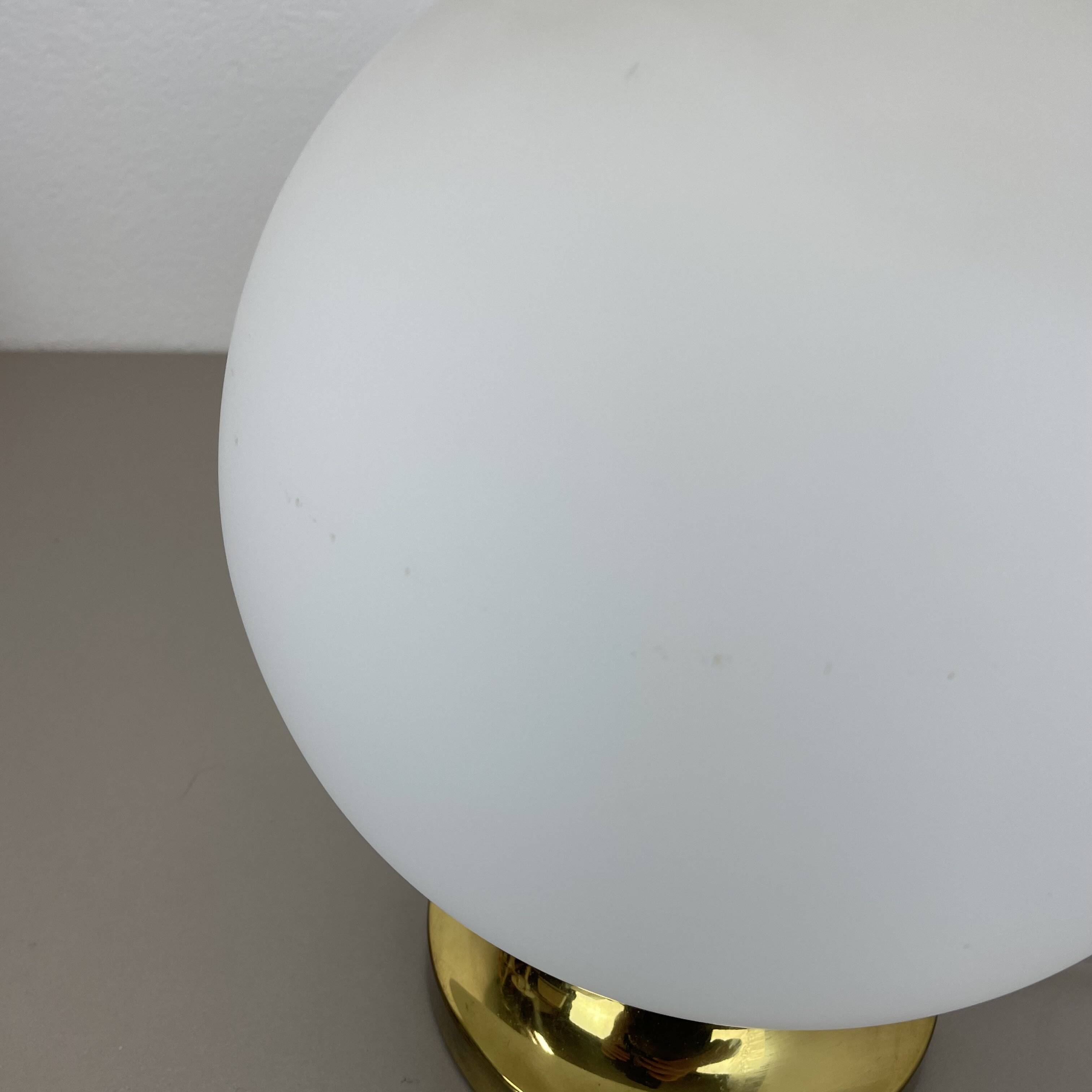 Grande lampe de table en verre « ball » fabriquée par glashütte limburg, allemagne, années 1970