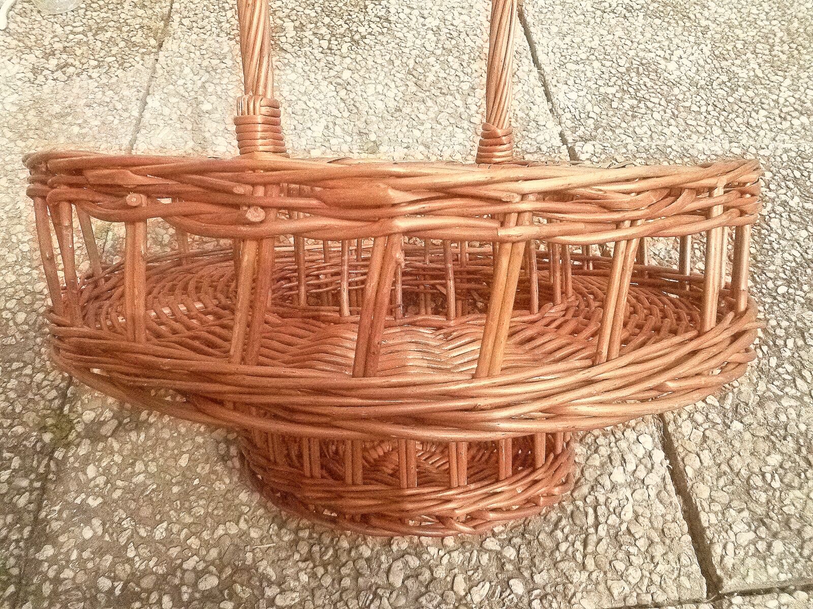 Rattan bar basket , portable , vintage