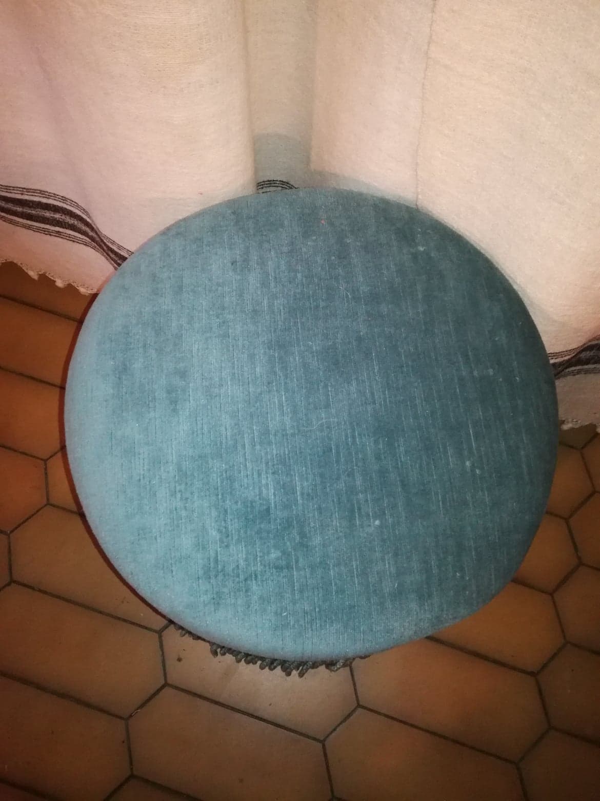 Pouf en velours bleu