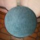 Pouf en velours bleu