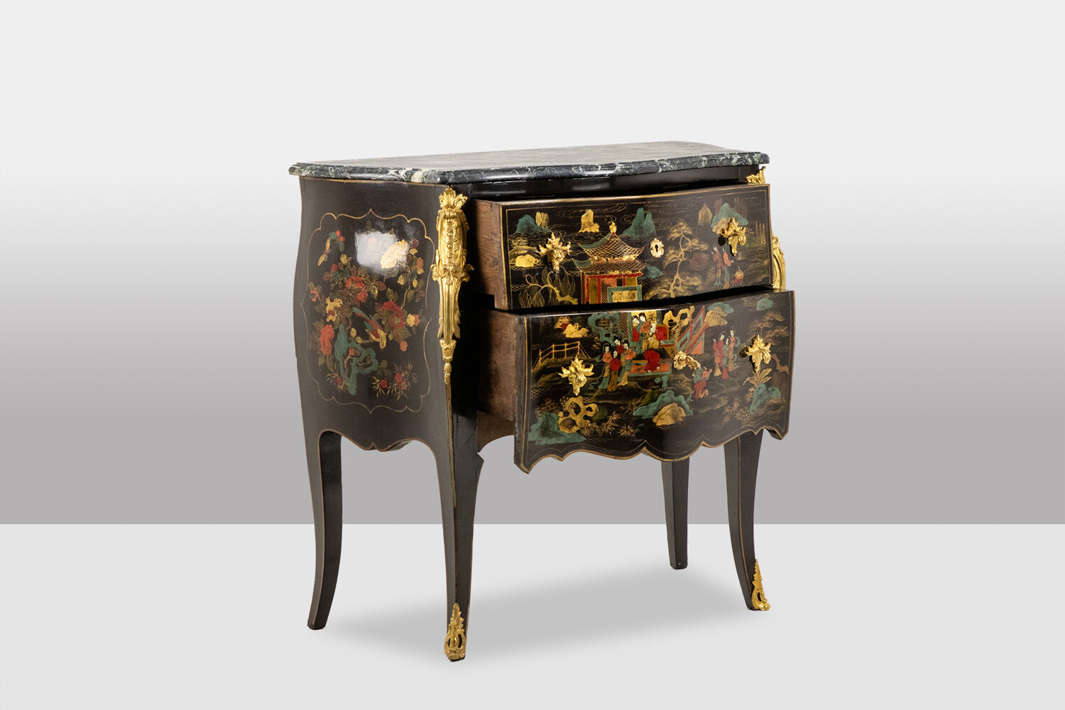 Commode sauteuse de style Louis XV en laque. Années 1950.