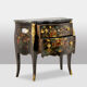 Commode sauteuse de style Louis XV en laque. Années 1950.