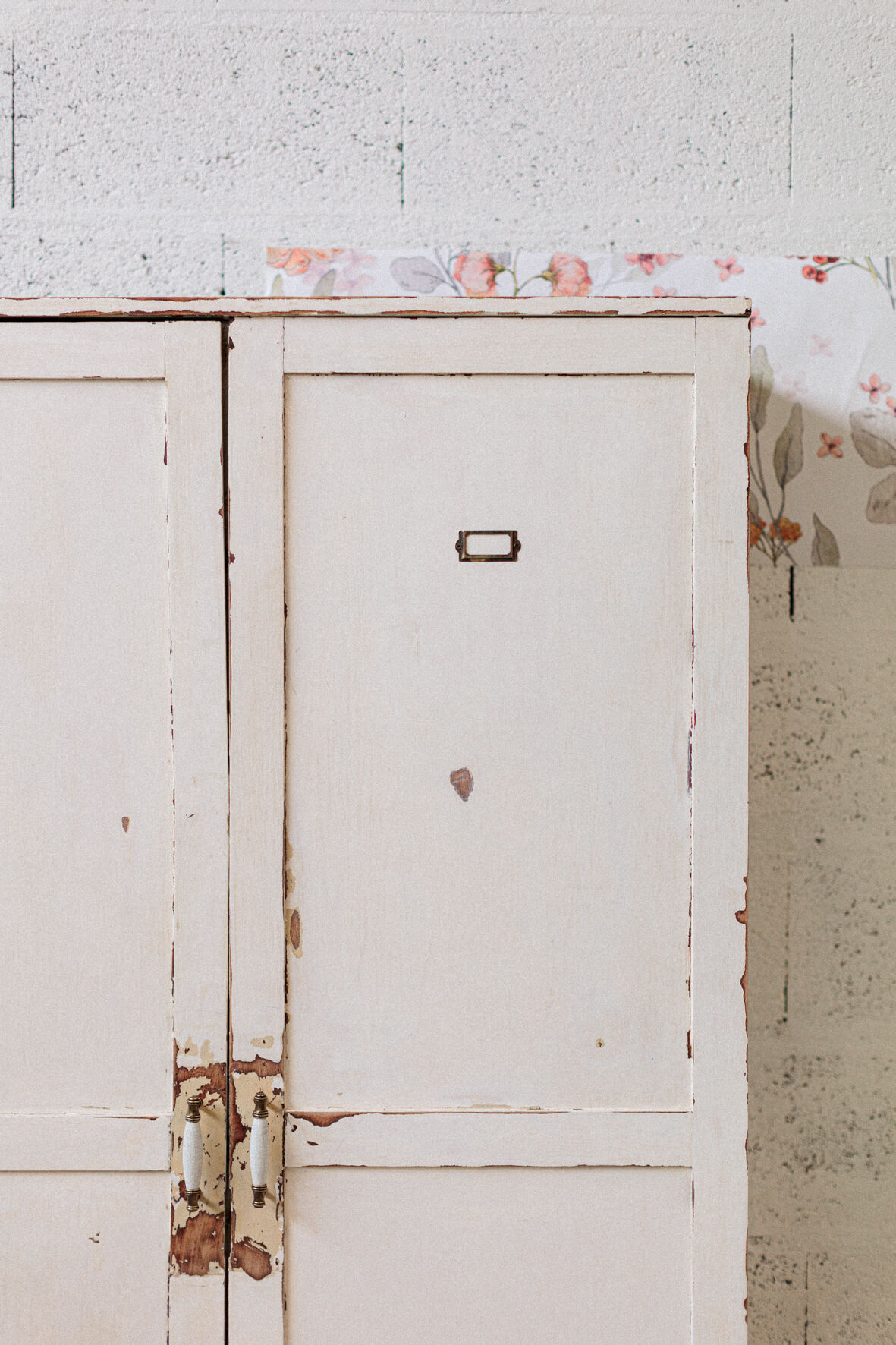 Large white furniture lacquered "buttercup"