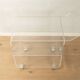 Table d'appoint merveilleuse des années 1960, cadre et étagère de haute qualité en acrylique transparent avec roulettes chromées.