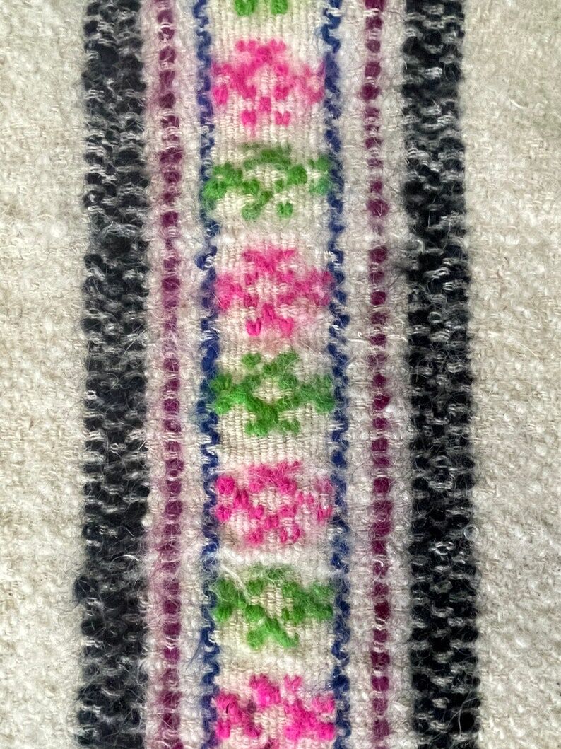 Tapis en laine blanche naturelle et moelleux avec des rayures colorées, tapis tissé à la main roumain.