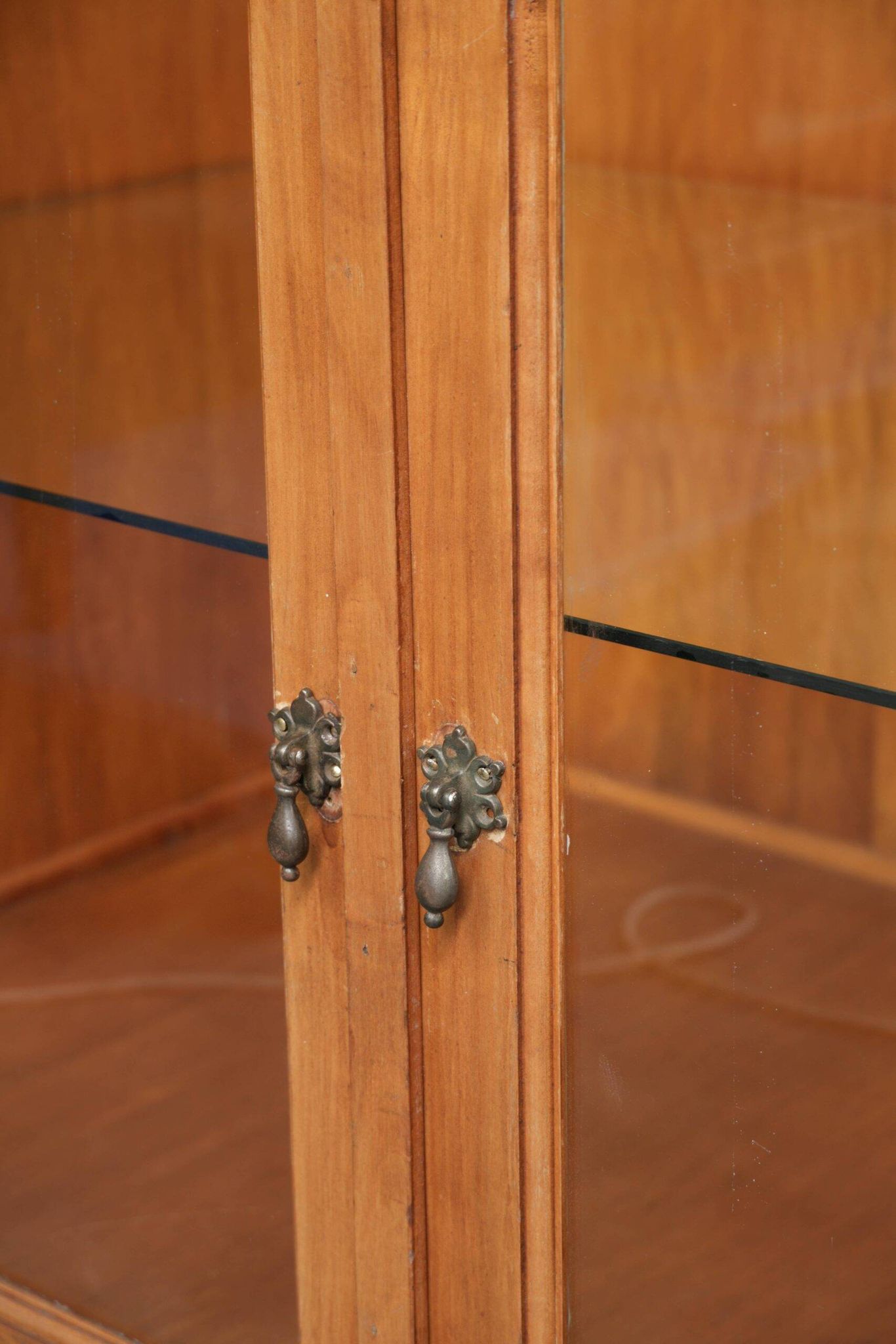 Grand comptoir en bois vintage / vitrine avec 4 portes et du verre.