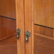 Grand comptoir en bois vintage / vitrine avec 4 portes et du verre.