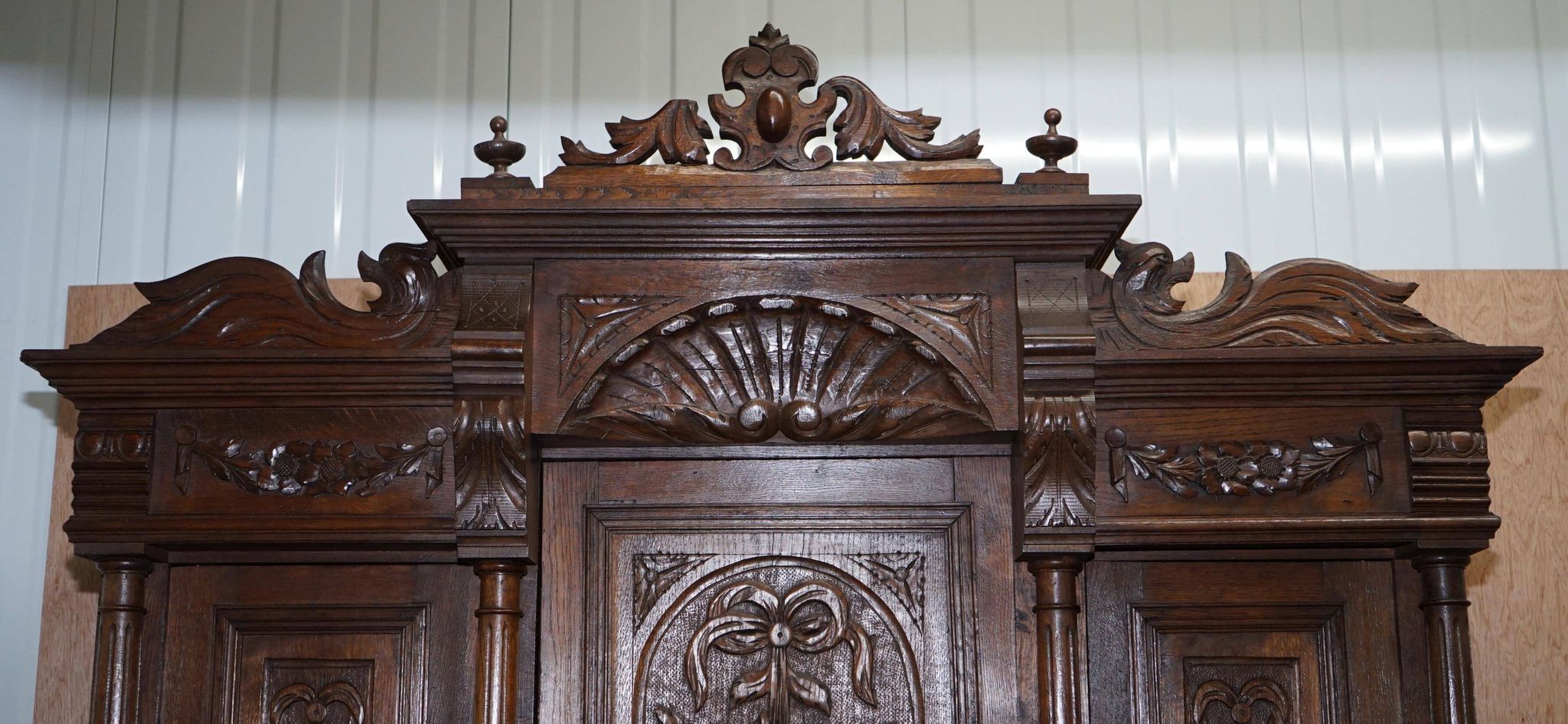 Armoire Néerlandaise Sculptée en Chêne Massif Début XIXe Siècle