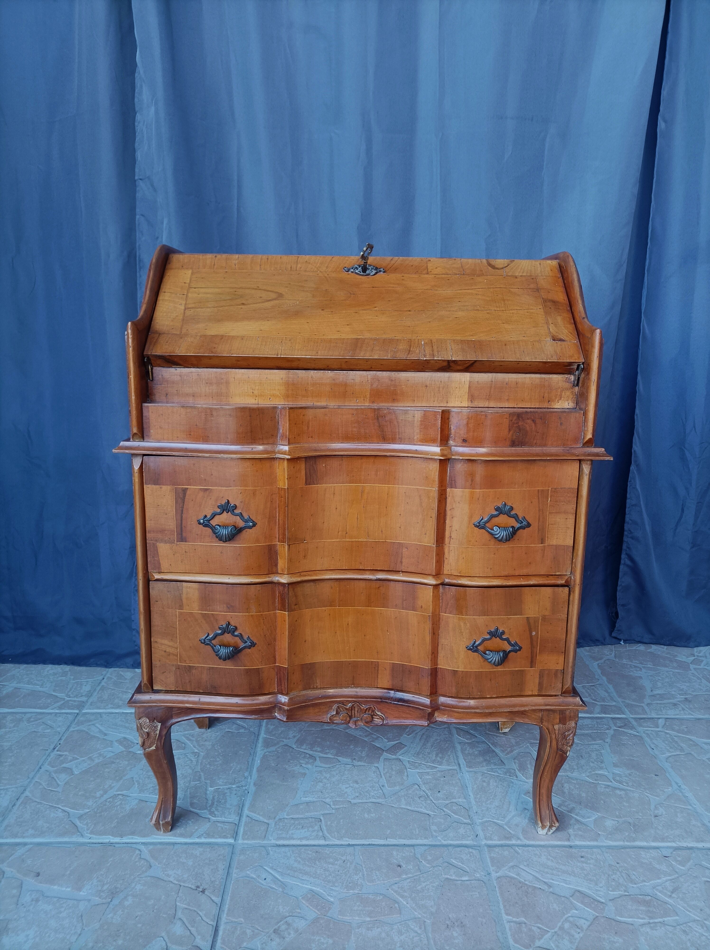 Walnut bramble secretary