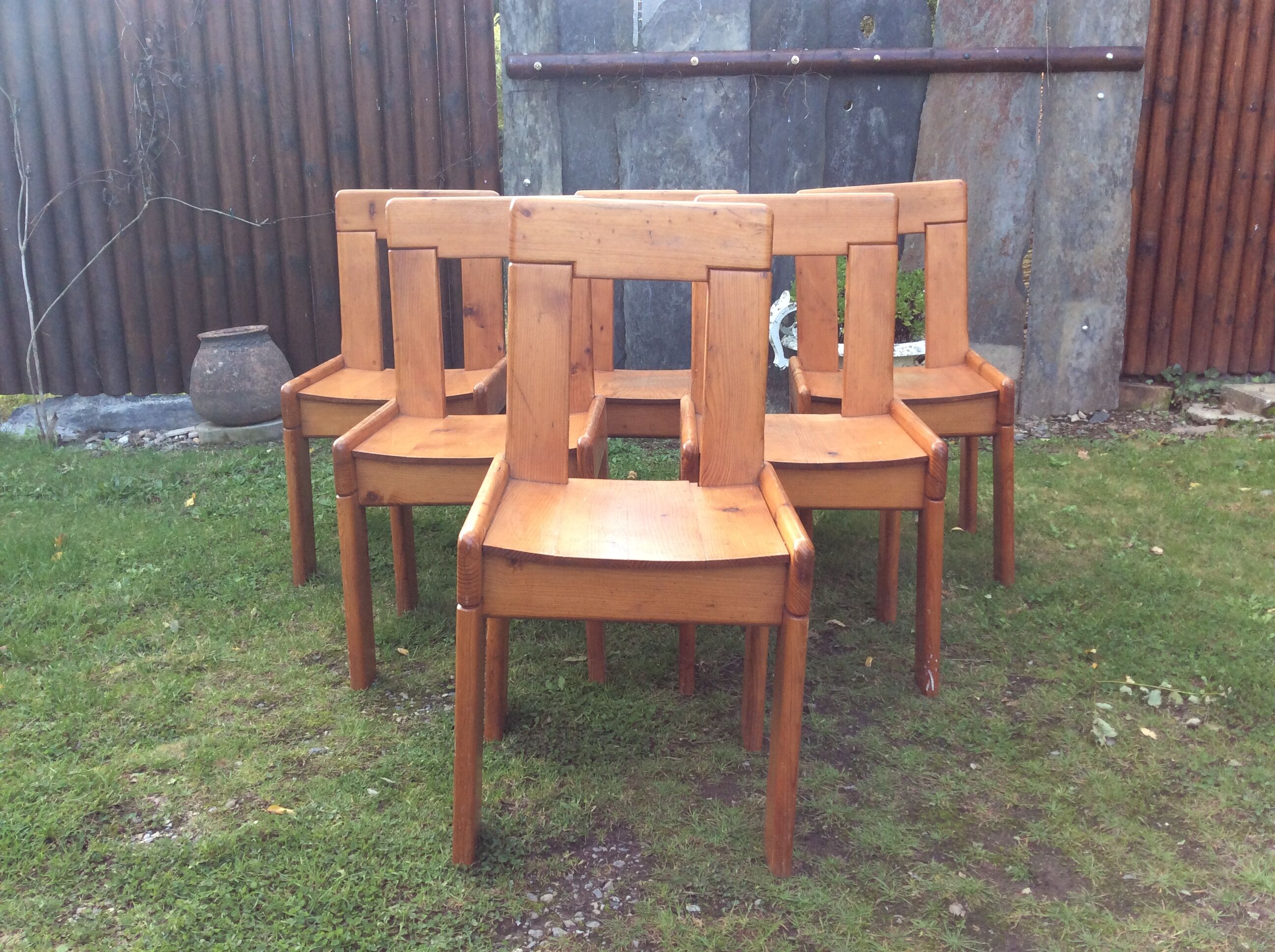 Set of 6 vintage chairs in solid pine.