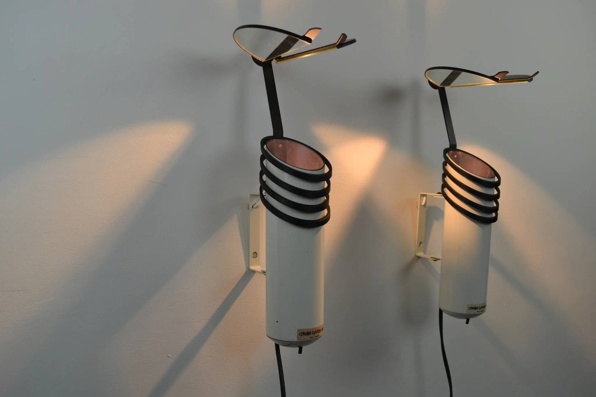 A pair of white “Skarabé” wall lamps by Stig Ahlström and Clas Kock for Ateljé Lyktan, Sweden, 1980s